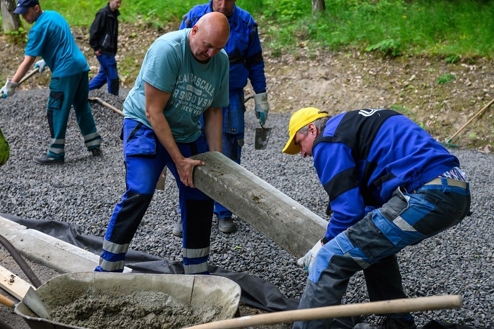 Teplárníci se v roli zahradníků osvědčili. Areál domova opět jako ze škatulky