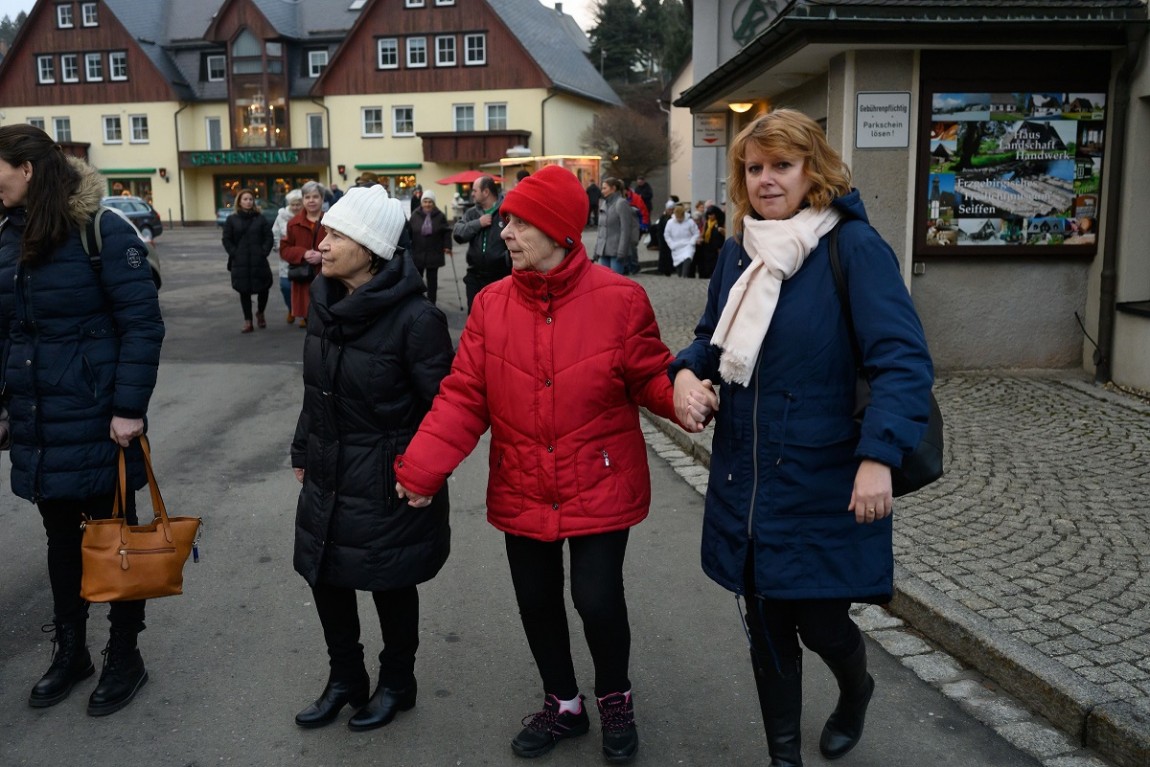 Dobrovolníci z teplárny vyvezli seniory do vánočního Seiffenu