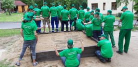 Energie dobrovolníků zářila na zahradě dětského domova